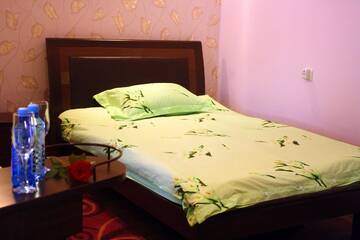 Фото номера Стандартный четырехместный номер Отель Christy Hotel г. Горис 2