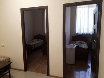 Фото номера Стандартный четырехместный номер Отели типа «постель и завтрак» Hotel VIVAS г. Горис 2