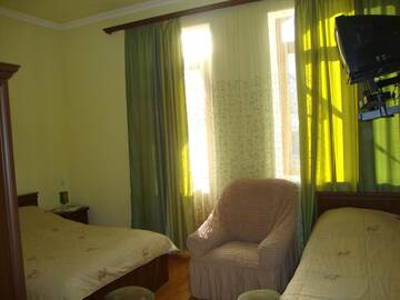 Фото номера Двухместный номер с 2 отдельными кроватями Отель Hotel MIRA г. Горис 3