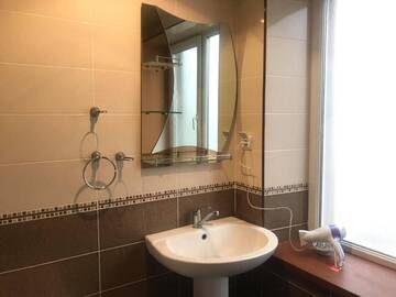 Фото номера Большой двухместный номер с 1 кроватью Хостелы Goris Downtown Hostel г. Горис 11