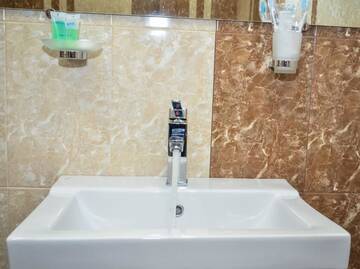 Фото номера Трехместный номер с ванной Отель Rubin Hotel г. Горис 13