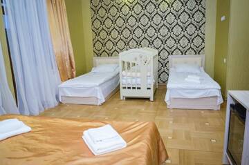 Фото номера Классический четырехместный номер Отель Rubin Hotel г. Горис 7