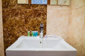 Фото номера Большой двухместный номер с 1 кроватью Отель Rubin Hotel г. Горис 3