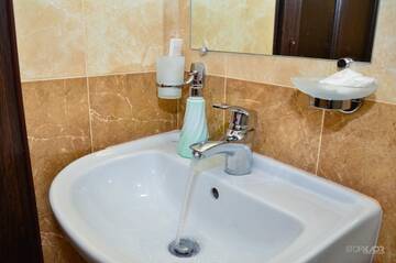 Фото номера Просторный двухместный номер с 2 отдельными кроватями Отель ASOUR HOTEL г. Горис 8