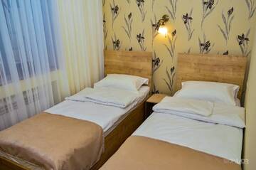 Фото номера Просторный двухместный номер с 2 отдельными кроватями Отель ASOUR HOTEL г. Горис 12