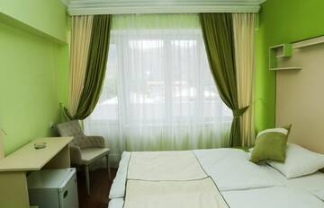 Фото номера Двухместный номер с 2 отдельными кроватями и балконом Отель Goris Hotel г. Горис 3