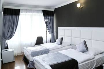 Фото номера Двухместный номер с 2 отдельными кроватями и балконом Отель Goris Hotel г. Горис 5