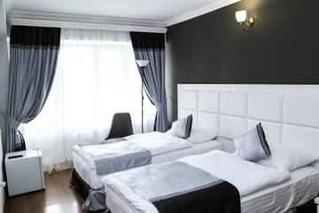 Фото номера Двухместный номер с 2 отдельными кроватями и балконом Отель Goris Hotel г. Горис 2