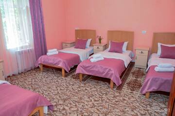 Фото номера Трехместный номер с видом на горы Мотели Narek B&amp;B г. Горис 2
