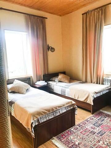 Фото номера Трехместный номер с видом на горы Мини-отель Kirch Hotel &amp; Restaurant г. Горис 4