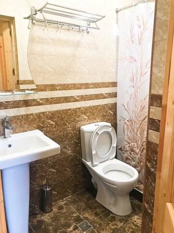 Фото номера Трехместный номер с видом на горы Мини-отель Kirch Hotel &amp; Restaurant г. Горис 2