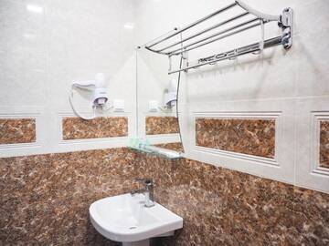 Фото номера Семейный номер с балконом Мини-отель Kirch Hotel &amp; Restaurant г. Горис 7