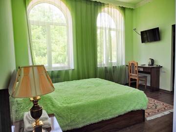 Фото номера Семейный номер с балконом Мини-отель Kirch Hotel &amp; Restaurant г. Горис 3