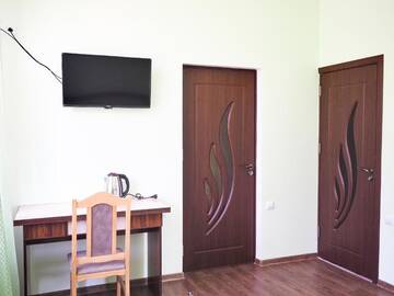 Фото номера Семейный номер с балконом Мини-отель Kirch Hotel &amp; Restaurant г. Горис 5