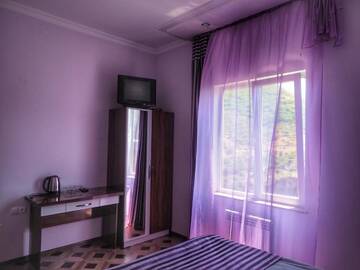 Фото номера Двухместный номер с 1 кроватью и видом на горы Мини-отель Kirch Hotel &amp; Restaurant г. Горис 4