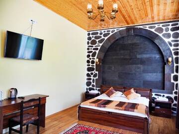 Фото номера Четырехместный номер с видом на горы Мини-отель Kirch Hotel &amp; Restaurant г. Горис 2