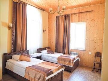 Фото номера Четырехместный номер с видом на горы Мини-отель Kirch Hotel &amp; Restaurant г. Горис 3